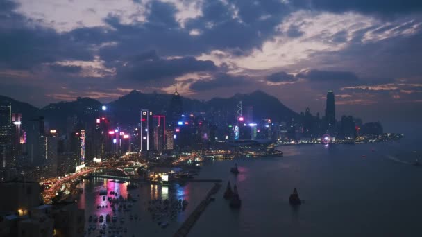 Elevated View Overlooking Victoria Harbour Skyline Dusk Hong Kong Island — стоковое видео
