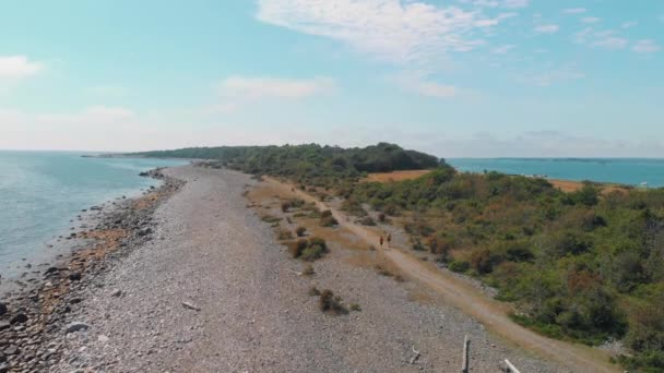 Couple Jogging Together Beautiful Landscape Alongside Stone Beach Ocean Summer — Vídeos de Stock