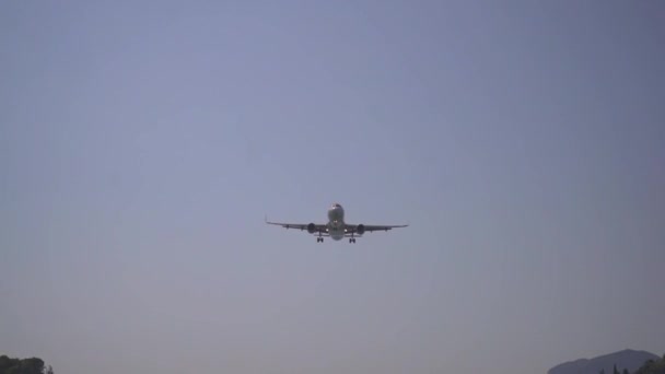 Великий Літак Шляху Посадки Літак Летить Прямо Над Камерою Блакитним — стокове відео