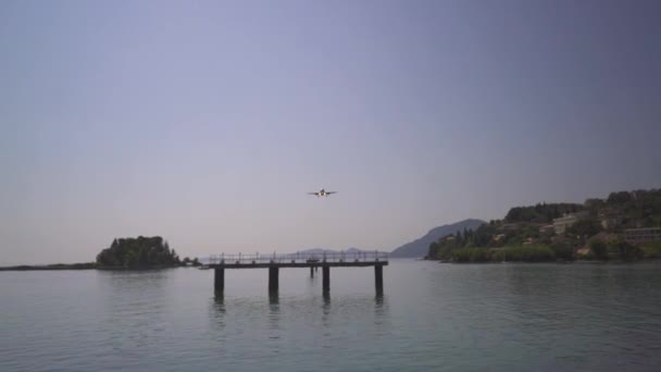 Airplane Closing Land Greece Aircraft Flying Close Camera Blue Sky — Stock Video
