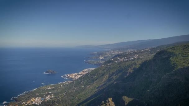 Panoramic View Looking Grassy Coastal Mountainside Tenerife Spain Houses Shoreline — 비디오