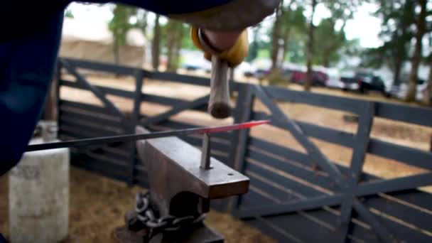 Blacksmith Hammering Forging Molten Piece Metal — Stock videók