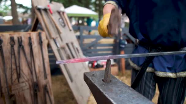 Blacksmith Hammering Forging Molten Piece Metal — Stockvideo