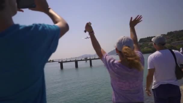 People Waving Cheering Airplane Flying Them Close Landing — Video Stock