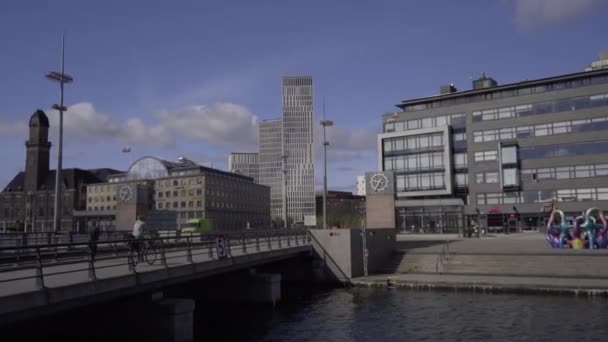 Egy Személy Kerékpározik Egy Hídon Közép Malm Svédország — Stock videók