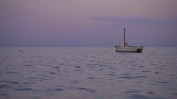 Small Sailing Boat Anchored Shallow Waters Floating Small Waves — Vídeo de Stock