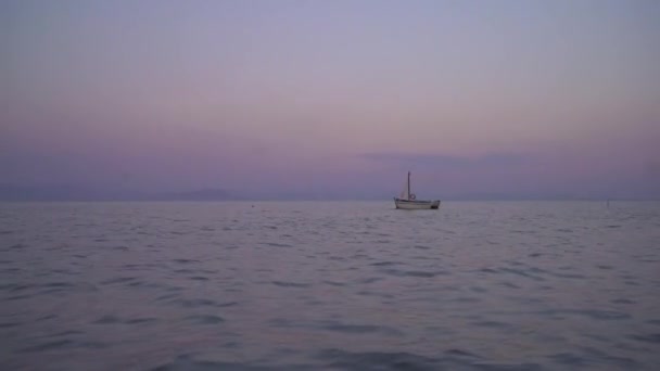 Small Sailing Boat Floating Ocean Sunset Wide Shot Revealing Mountains — Αρχείο Βίντεο