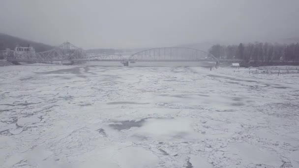Drone Flying Swing Bridge Snowy River Big Ice Chunks Winter — ストック動画