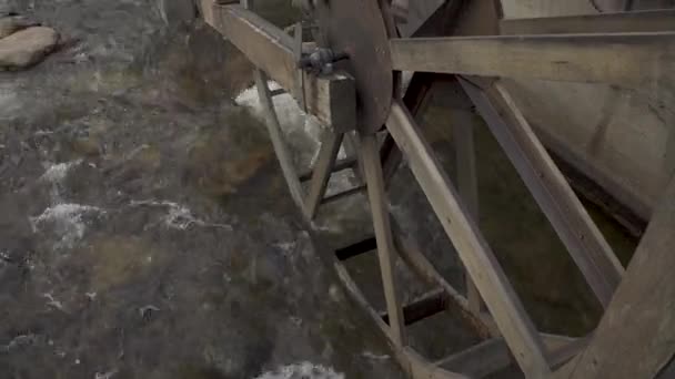 Tilt Shot Some Movement Old Antique Water Wheel River Tourist — Video Stock