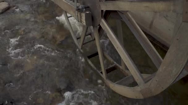 River Flowing Old Antique Water Wheel Mountain Town Colorado — Stok video