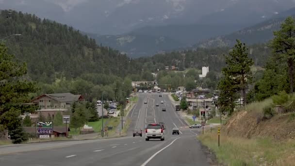 Tilt Cars Driving Reveal Big Mountains Distance — Stockvideo