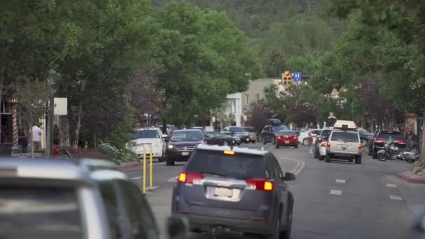 Cars Driving Small Tourist Town Colorado — Vídeos de Stock