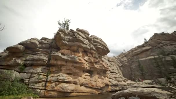 Tilt Slider Shot Unique Rock Formations Driftwood Gem Lake Rocky — 图库视频影像