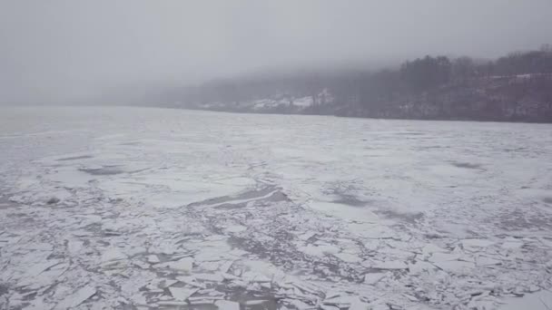 Drone Flying Foggy River Big Ice Chunks Winter Storm Connecticut — Vídeo de stock