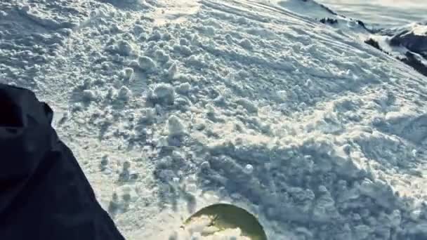 Snowboard Breaking Snow — стоковое видео