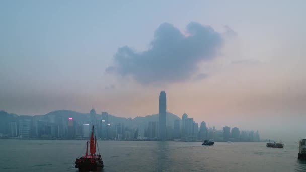 Hong Kong Island Dusk Traditional Chinese Junk Foreground View Taken — Stok video