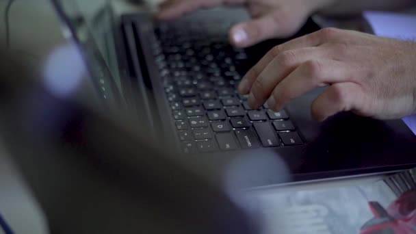 Człowiek Wpisując Klawiaturze Laptopa Biurze — Wideo stockowe
