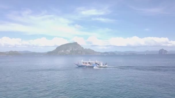 Після Човна Пливе Через Тропічні Острови — стокове відео