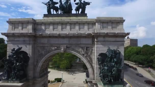 Beautiful Grand Army Plaza Arch Fly Revealing Nyc Skyline — Video