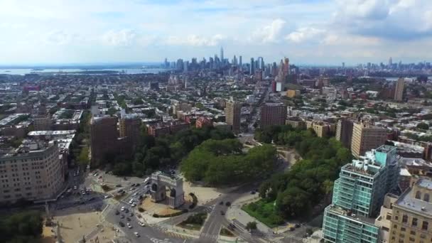 Cinematic Parallaxing Aerial Brooklyn Grand Army Plaza Nyc Skyline — Stockvideo