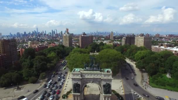 Gorgeous Grand Army Plaza Aerial Flyover Flatbush Ave View Downtown — Video Stock