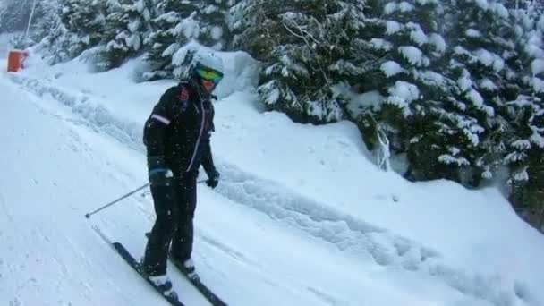 Beginner Skier Skiing Carefully Downhill — ストック動画