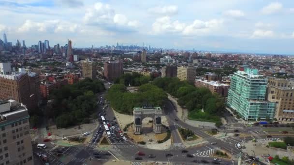 Panning Aerial View Grand Army Plaza Circle Brooklyn Nyc Skyline — Video Stock