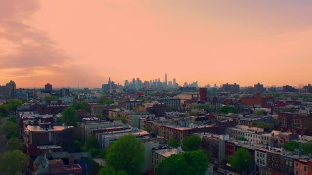 Epic Nyc Golden Hour Sunset Aerial View Brooklyn Rooftops Flying — стоковое видео