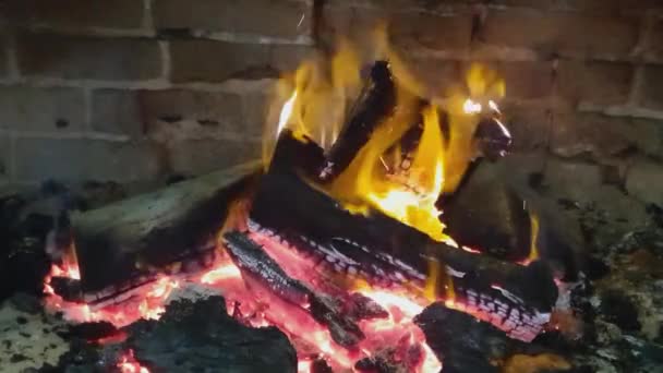 Flames Glow Firewood Burns Fireplace Closeup — Vídeo de stock