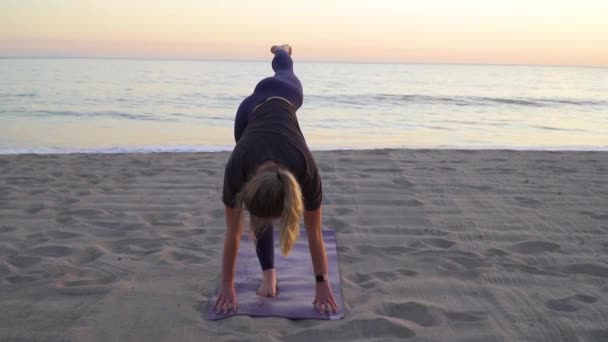 Doing Yoga Quiet Beach While Sun Setting Background — Stockvideo
