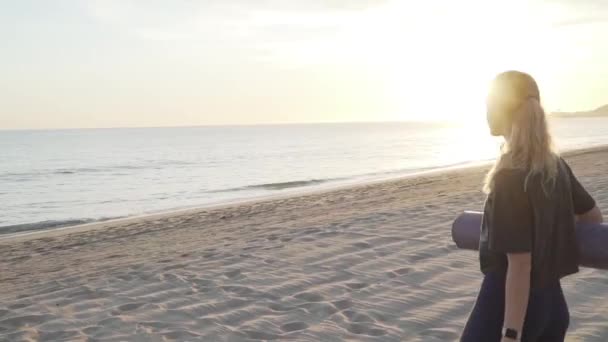 Girl Walking Yoga Mat Beach While Sun Setting — Stock video