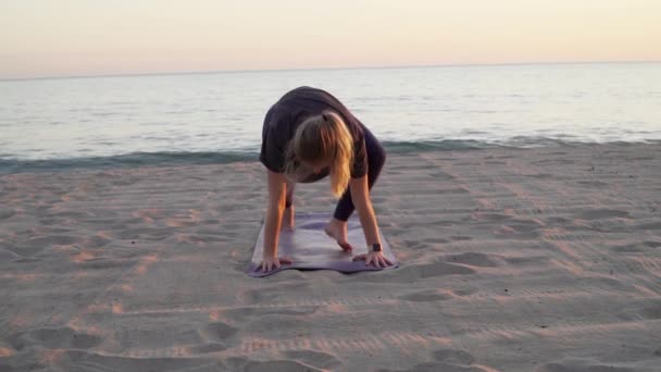 Жінка Розтягується Пляжі Заходу Сонця Виконуючи Йогу Рухається Йога Килимок — стокове відео