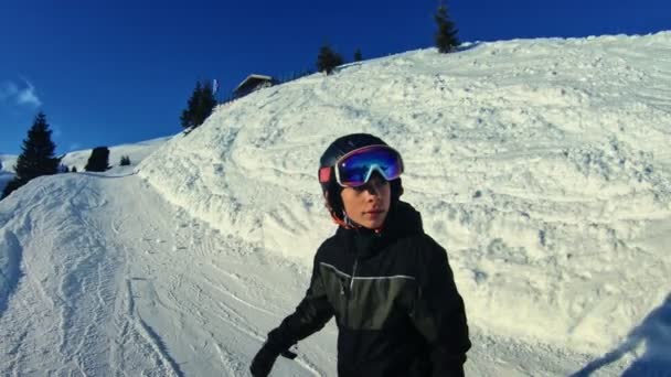 Teenage Boy Snowboarding Narrow Ski Run — 비디오