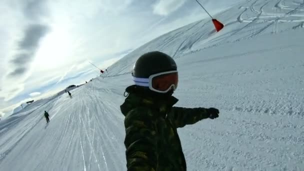 Kid Snowboarding Holing Selfie Stick — стоковое видео