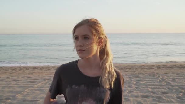 Blonde Female Walking Away Ocean — Video Stock