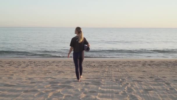 Female Yogi Walking Sea Yoga Mat — Video Stock