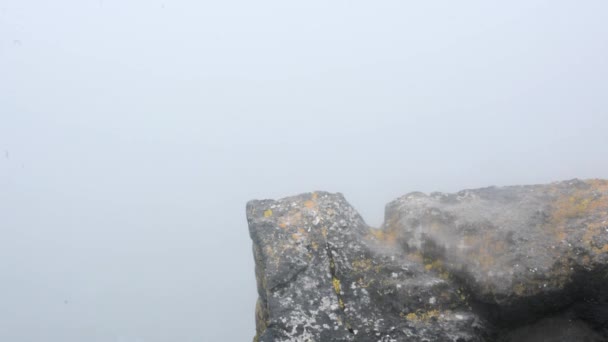 Edge Rocky Cliff Side Overlooking Cloud Fog — Vídeos de Stock