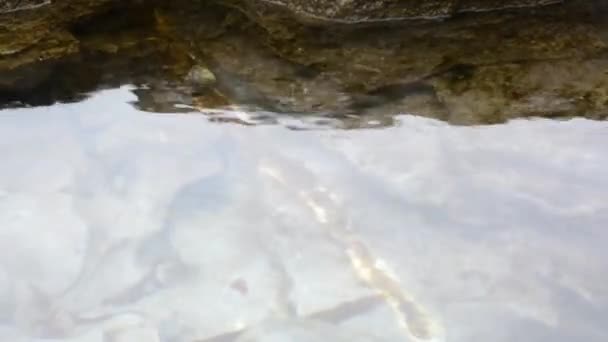 Rocky Pool Water Close Reflecting White Light Cloudy Day — Stok Video