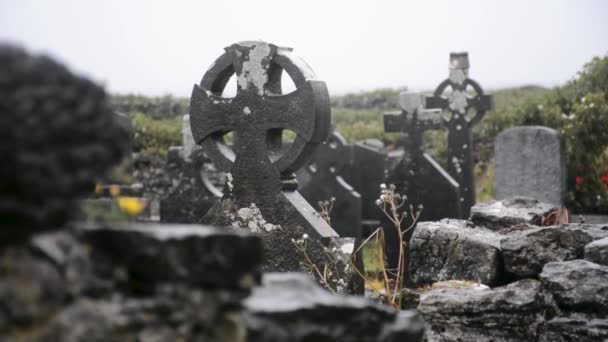 Old Tombstones Shape Crosses Pouring Rain Cemetery Cloudy Day — Vídeo de Stock