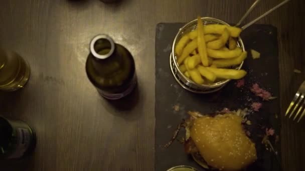 Camera Sliding Right Left Top Table Hamburgers Beer French Fries — Stockvideo