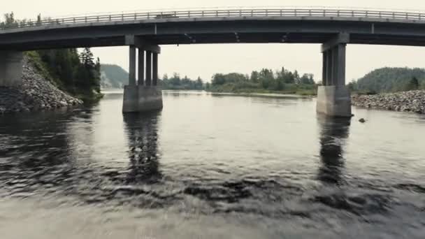 Salmon River Going Downstream Drone Flying Bridge — стоковое видео
