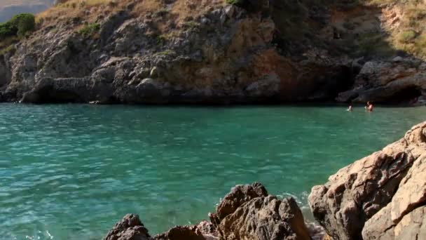 People Relaxing Waters Background Bay Ieranto Sorrento Italy Locked — Vídeo de stock