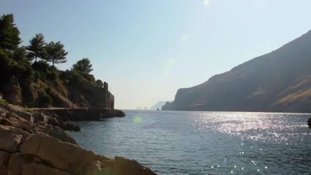 Locked View Bay Ieranto Daytime Shimmering Waters Sorrento Italy — Vídeo de stock