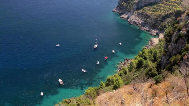High Angle Locked View Rocky Coastline Turquoise Sea Surface Boats — стоковое видео