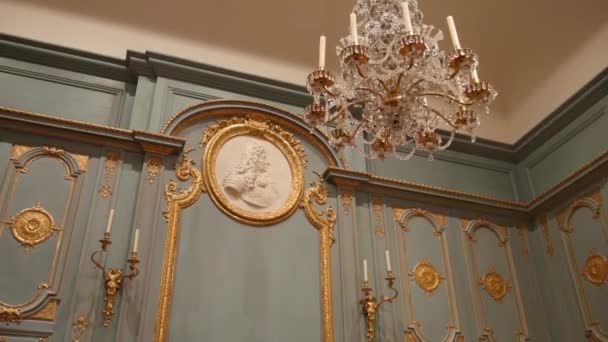 Chandelier Sits Elegantly Fine Room — Vídeos de Stock