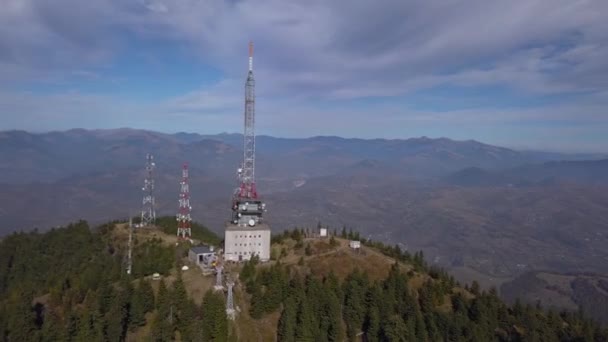 Heniu Summit Romania Telecommunication Lush Mountain Peak Gorgeous Mountains Background — Stock video