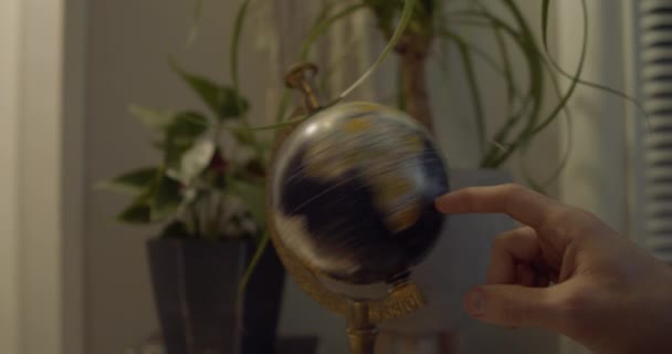 Globe Spins Finger Lands Australia Full Slow Motion — Vídeo de stock