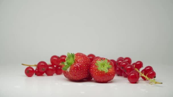 Beautiful Red Strawberries Cherries Pure White Background Close Shot — Vídeo de stock