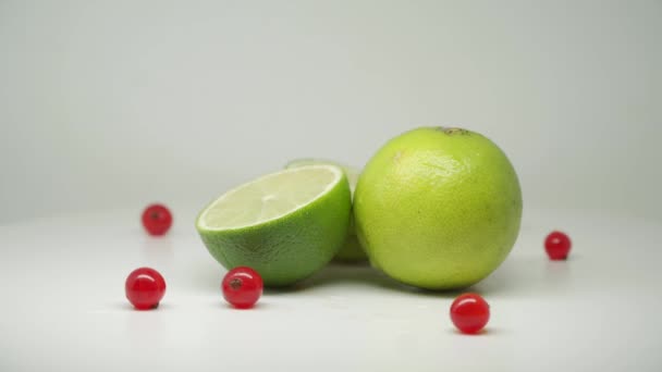 Freshly Sliced Green Limes Red Currants Juicing Close Shot — 图库视频影像