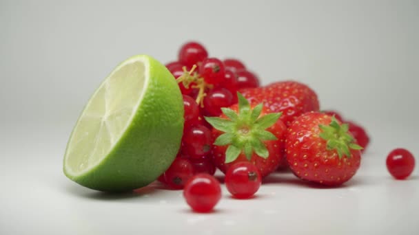 Slice Lime Three Sweet Strawberries Bunch Red Currants Top Table — Stockvideo